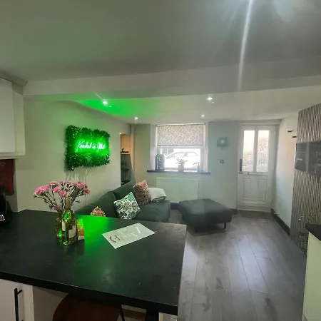 Mint - Pet Friendly House In Кендал